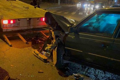 Kayseri Melikgazi’de kavşakta zincirleme kaza: Otomobil karşı şeride savruldu, 2 yaralı