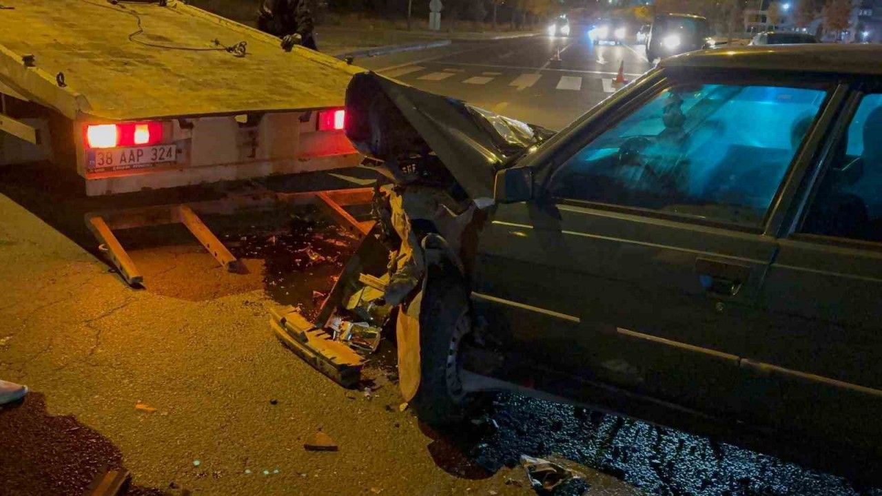 Kayseri Melikgazi’de kavşakta zincirleme kaza: Otomobil karşı şeride savruldu, 2 yaralı