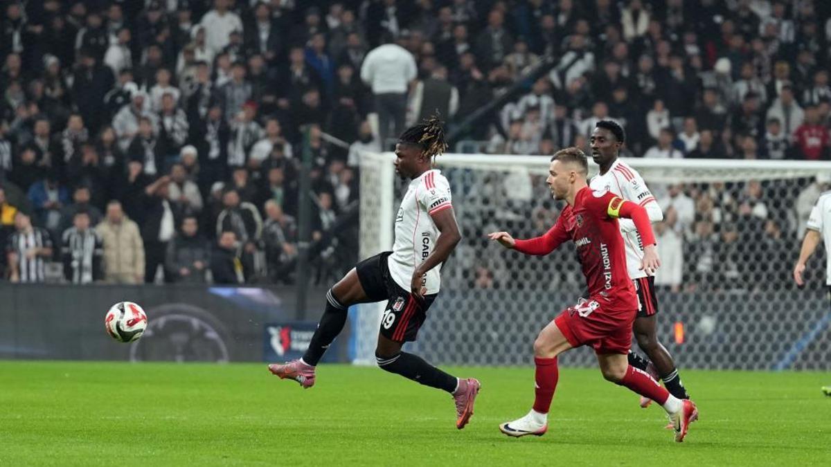 Beşiktaş’tan Dolmabahçe’de kritik puan kaybı! Gol düellosunda Gaziantep FK ile yenişemedi - Spordan Haberler Beşiktaş’tan Dolmabahçe’de kritik puan kaybı! Gol düellosunda Gaziantep FK ile yenişemedi