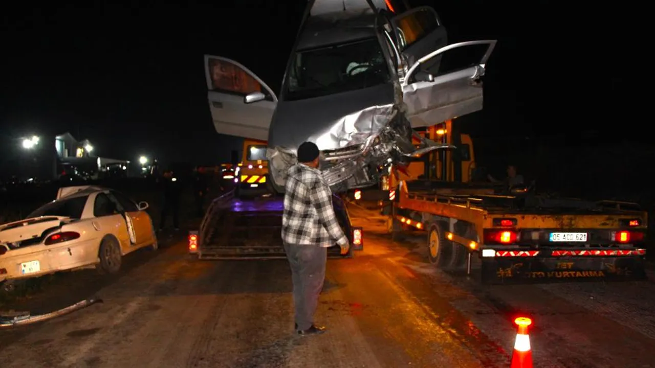 Amasya’da kafa kafaya çarpışma: Can pazarı yaşandı, 8 yaralı hastaneye kaldırıldı - Spordan Haberler Amasya’da kafa kafaya çarpışma: Can pazarı yaşandı, 8 yaralı hastaneye kaldırıldı
