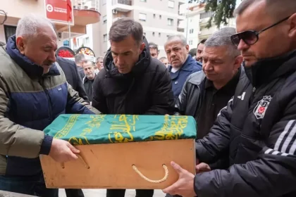 Beşiktaş Efsanesi Feyyaz Uçar’ın Torunu Can Arbay Gözyaşlarıyla Son Yolculuğuna Uğurlandı - Spordan Haberler Beşiktaş Efsanesi Feyyaz Uçar’ın Torunu Can Arbay Gözyaşlarıyla Son Yolculuğuna Uğurlandı