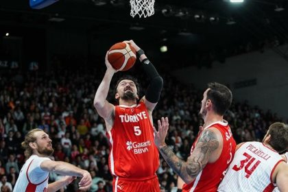 A Milli Erkek Basketbol Takımı, İsviçre’yi Deplasmanda 85-60 Mağlup Ederek 2027 Dünya Kupası Elemelerine Galibiyetle Devam Etti - Spordan Haberler A Milli Erkek Basketbol Takımı, İsviçre’yi Deplasmanda 85-60 Mağlup Ederek 2027 Dünya Kupası Elemelerine Galibiyetle Devam Etti