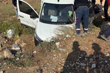 Sinop’ta Türkeli-Ayancık yolunda otomobil su kanalına düştü: 1 kişi yaralandı - Spordan Haberler Sinop’ta Türkeli-Ayancık yolunda otomobil su kanalına düştü: 1 kişi yaralandı